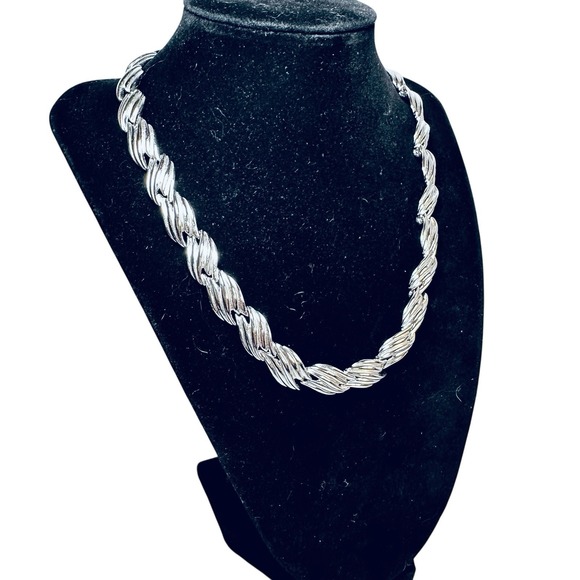 Vintage Trifari Necklace Textured Silver Tone Choker Collar 15 inch - Picture 6 of 11